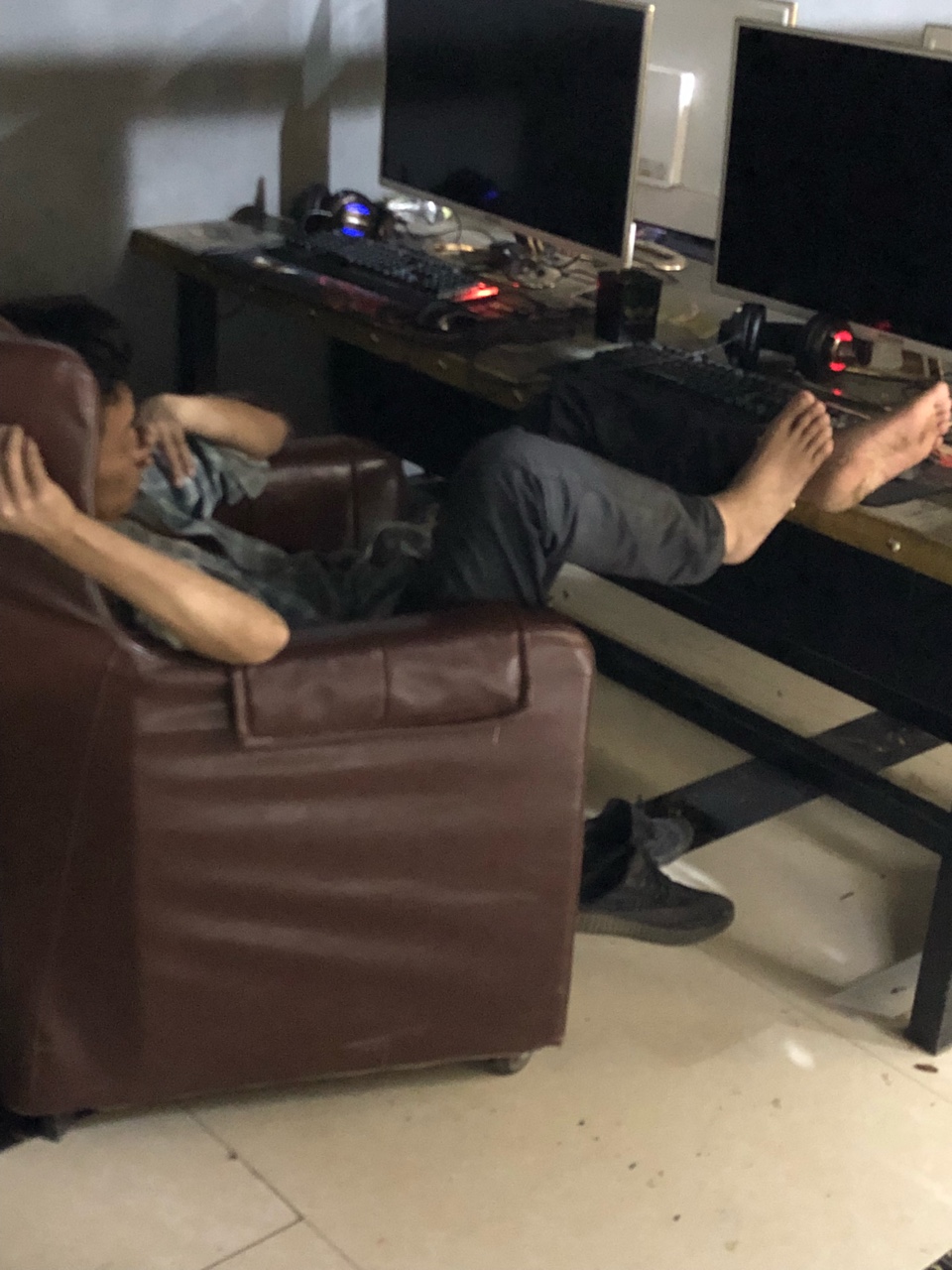 遇到一老哥瘫痪在网吧。买了一包烟给他，虽然不贵。


8 / 作者:卡农论坛扛把子 / 