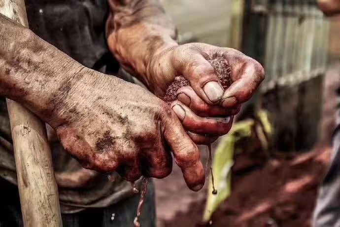 一组震撼心灵的照片:《活着》, 生活不易,我们都要用尽全力!