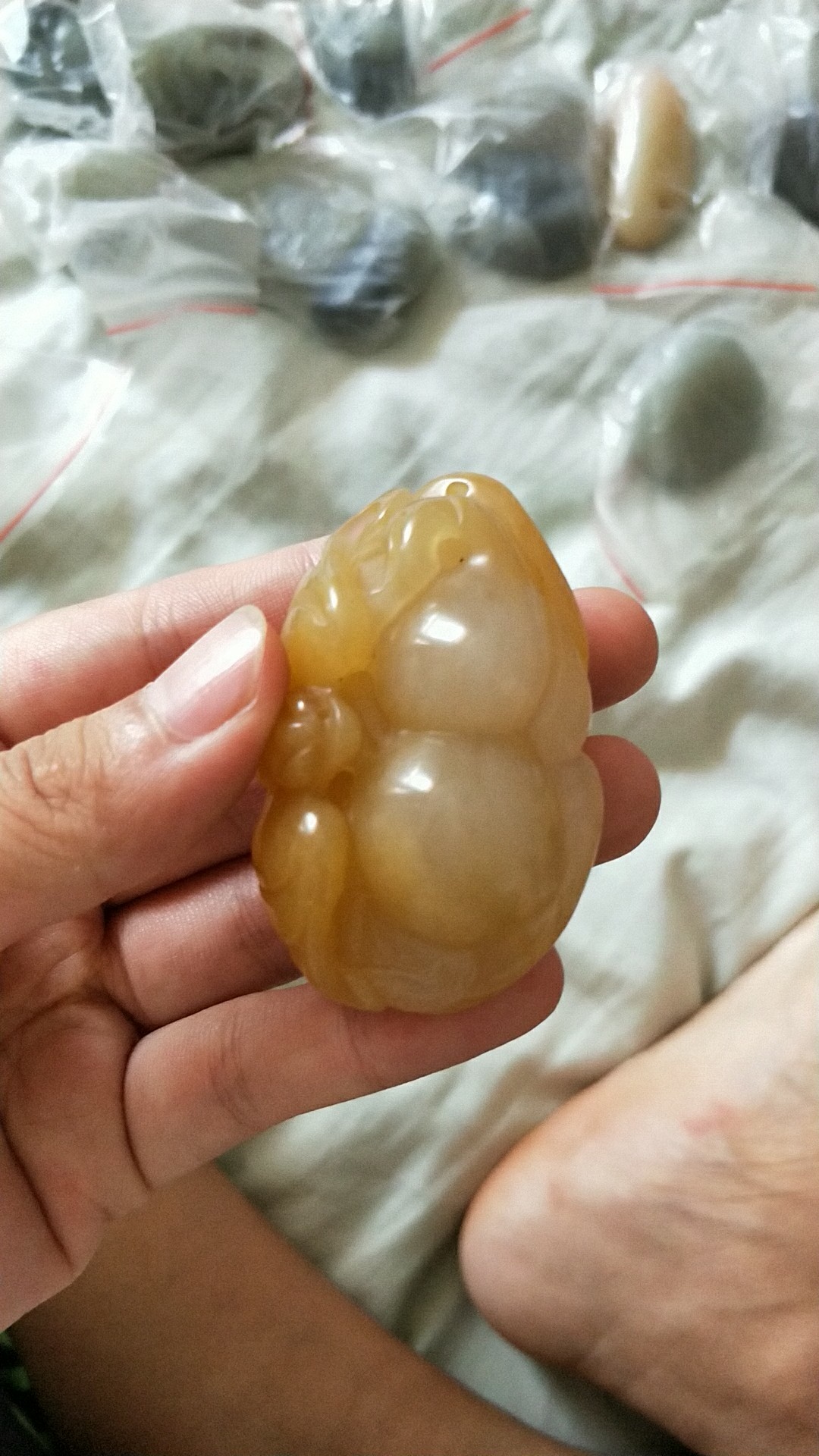 想便宜卖掉之前囤货换点钱，来生活。前年囤了一百多个玉镯，以及挂坠之类的。44 / 作者:丑么么 / 
