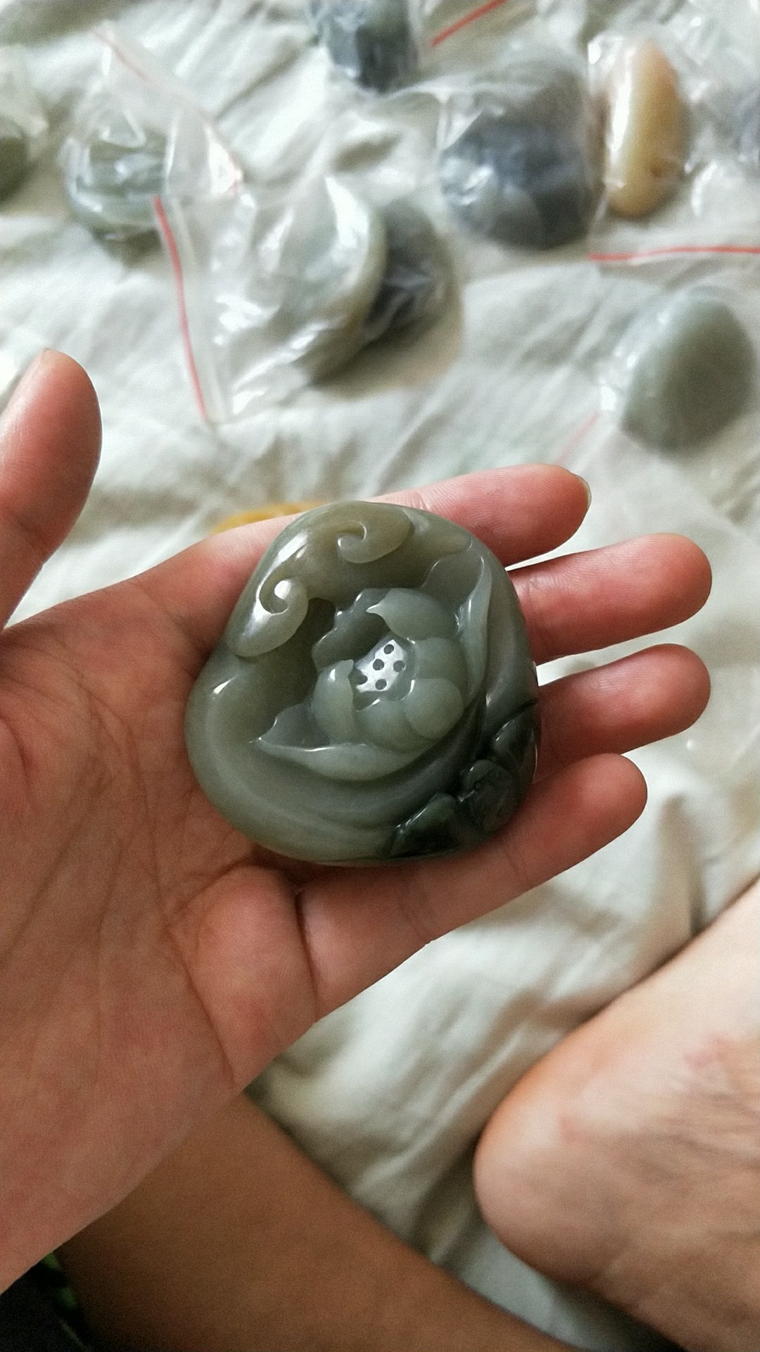 想便宜卖掉之前囤货换点钱，来生活。前年囤了一百多个玉镯，以及挂坠之类的。37 / 作者:丑么么 / 