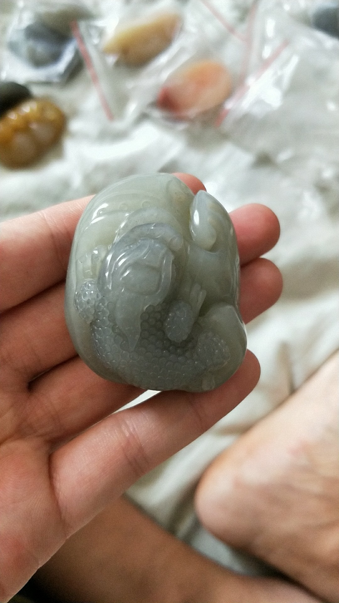 想便宜卖掉之前囤货换点钱，来生活。前年囤了一百多个玉镯，以及挂坠之类的。38 / 作者:丑么么 / 