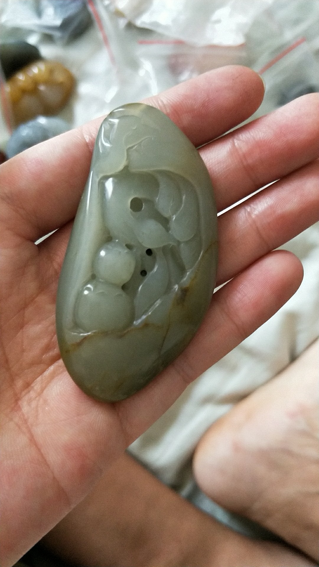 想便宜卖掉之前囤货换点钱，来生活。前年囤了一百多个玉镯，以及挂坠之类的。31 / 作者:丑么么 / 