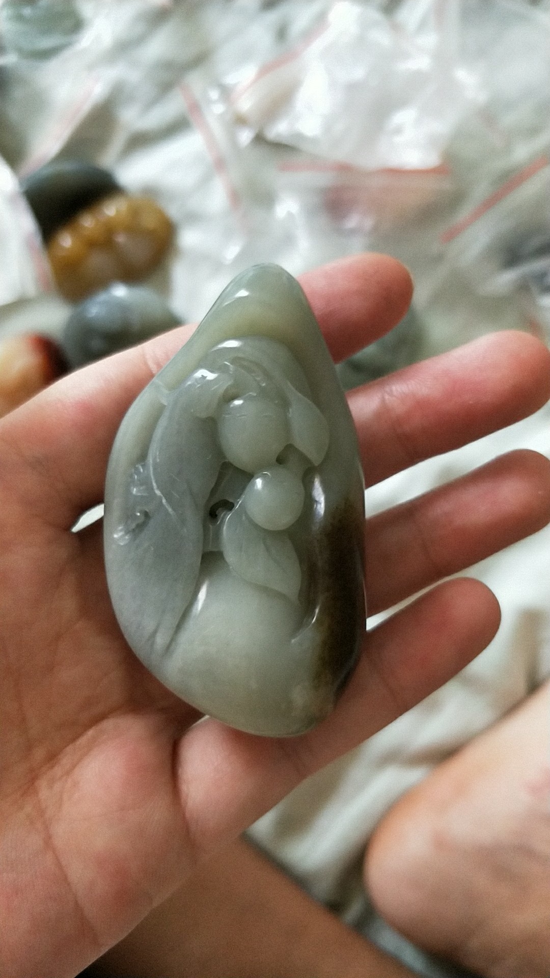 想便宜卖掉之前囤货换点钱，来生活。前年囤了一百多个玉镯，以及挂坠之类的。66 / 作者:丑么么 / 