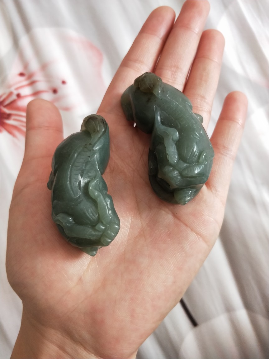 想便宜卖掉之前囤货换点钱，来生活。前年囤了一百多个玉镯，以及挂坠之类的。6 / 作者:丑么么 / 