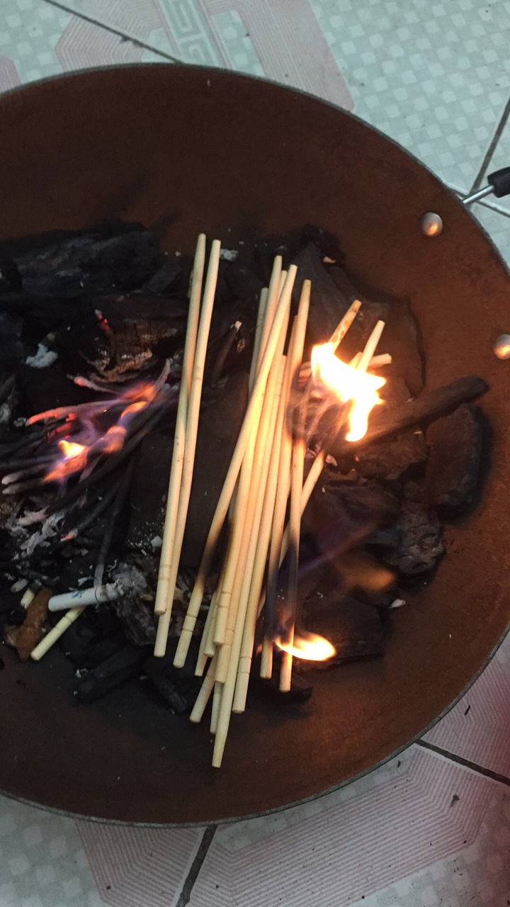 今天烧炭失败，被人报警抓去局里坐了所有人都知道了，舒坦了，上岸了，一算4w24 / 作者:文艺小青年丶 / 