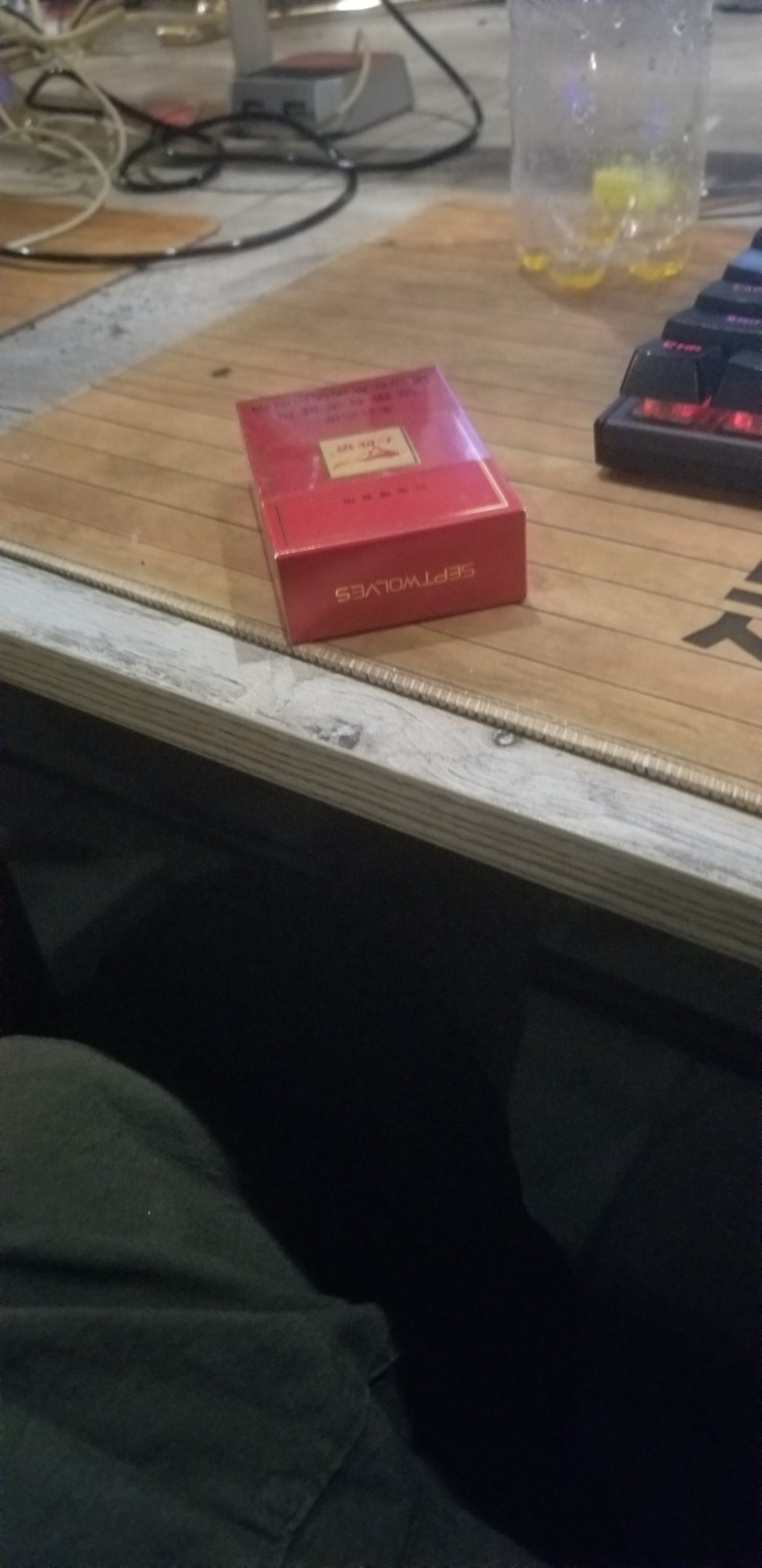 抽完最后一跟烟连烟都买不起了，这抽完最后一跟烟连烟都买不起了，这样的日子40 / 作者:冚家铲 / 