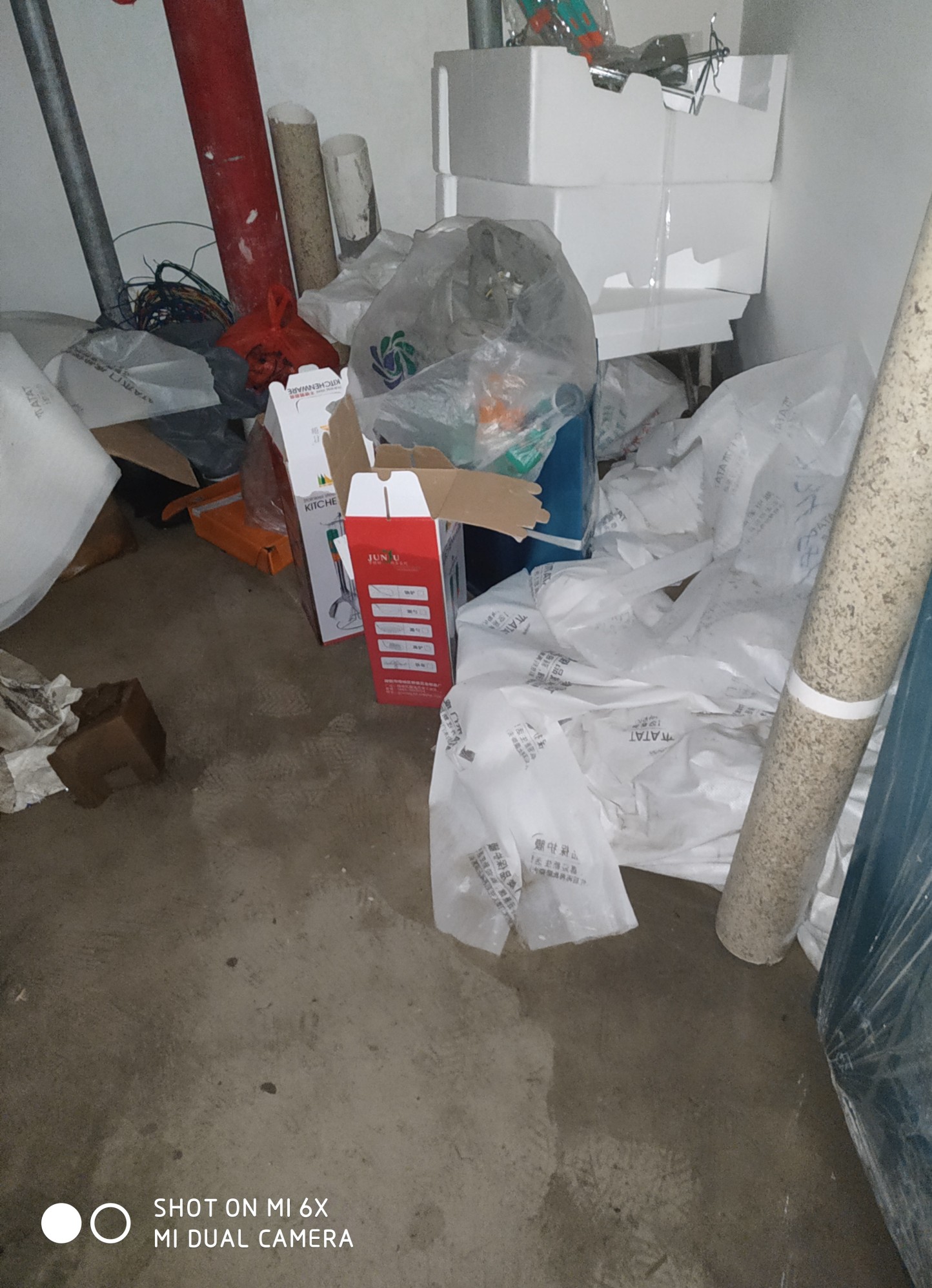 晚上睡地下室了昨天那工地不敢去了，在另一个小区地下室找到个没关门的，里面44 / 作者:吃西瓜我最快 / 