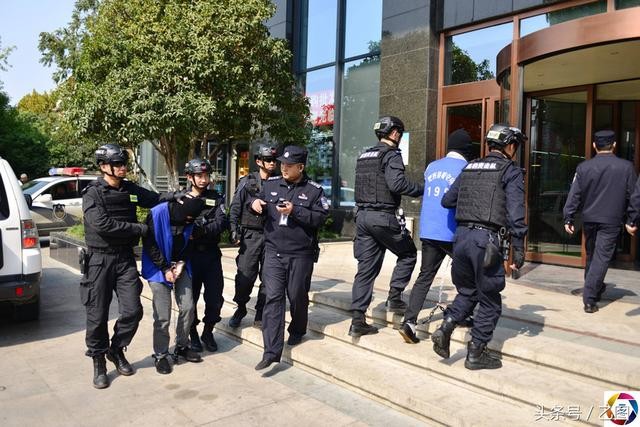 借两万要还五万，然后暴力催收p图借两万要还五万，然后暴力催收 p图，长期骚33 / 作者:勒布朗詹姆斯 / 