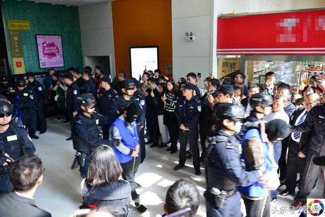 借两万要还五万，然后暴力催收p图借两万要还五万，然后暴力催收 p图，长期骚93 / 作者:勒布朗詹姆斯 / 