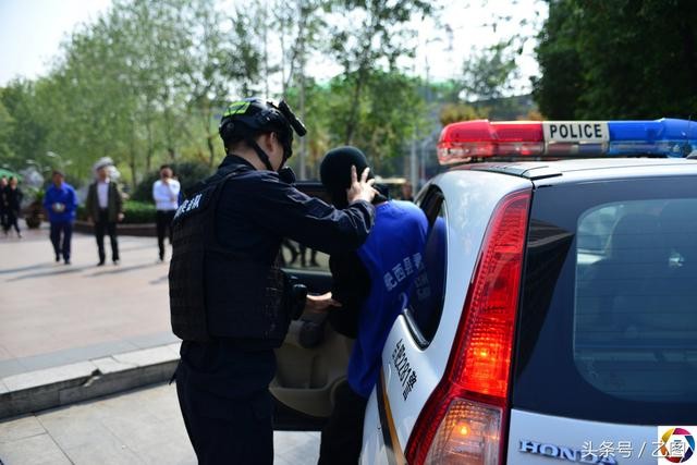 借两万要还五万，然后暴力催收p图借两万要还五万，然后暴力催收 p图，长期骚94 / 作者:勒布朗詹姆斯 / 
