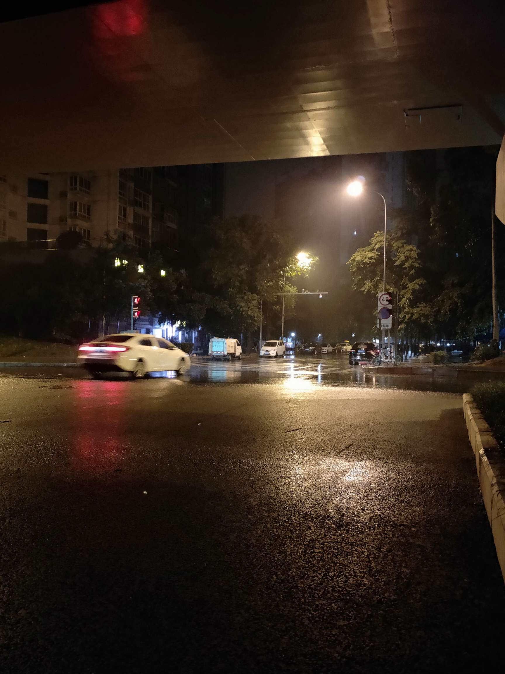 又冷又饿的夜，，，还下着大雨，，又冷又饿的夜，，，还下着大雨，，没地方去95 / 作者:挖个坑埋了你 / 