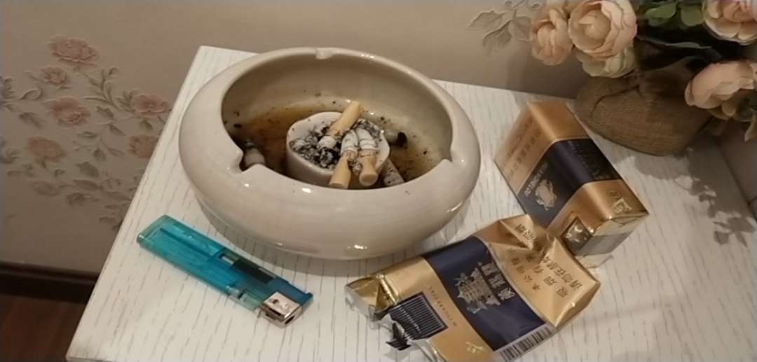 全身上下就剩3根烟了沮丧全身上下就剩3根烟了