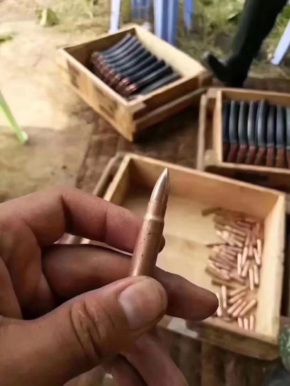 想上岸的老哥看过来了，大量招聘雇佣兵，日薪8000秒结，地点阿富汗叙利亚战区80 / 作者:生活很难我很烦 / 