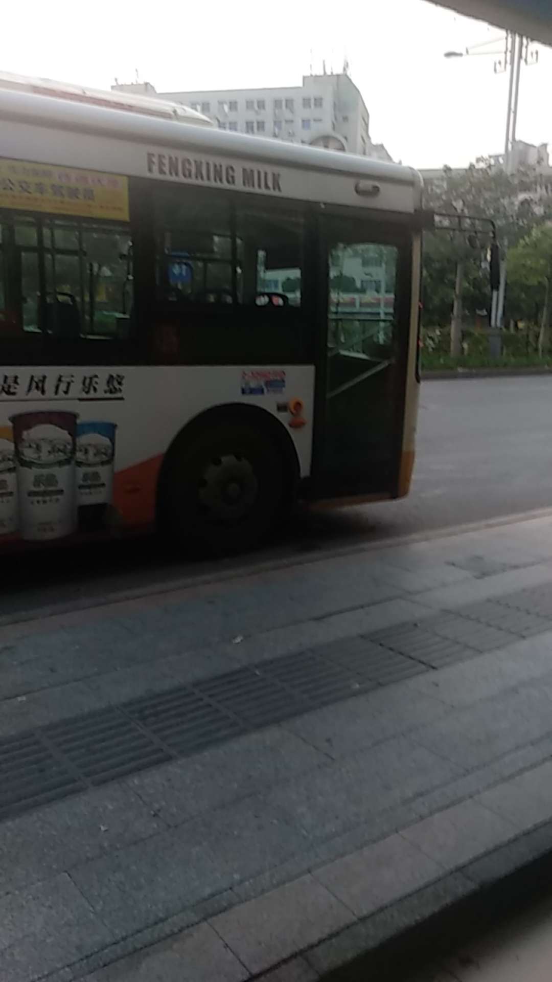 天亮了，在人家店门口冲了一夜电。天亮了，在人家店门口冲了一夜电。。肚子咕30 / 作者:老黑q / 