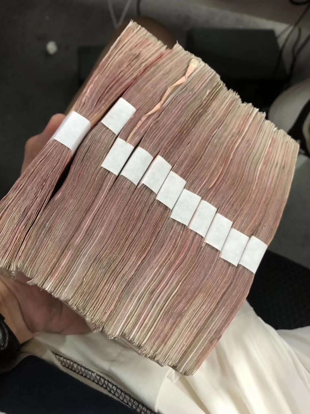 在四川的老哥老姐们又困难找我，大事可能帮不了吃饭住宿还是可以，如果觉得我可以跟着57 / 作者:麦子输了 / 