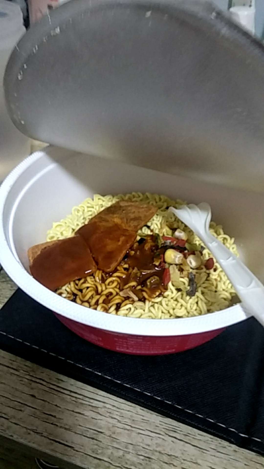 今天下了笔巨款开心 吃桶泡面睡觉明天起来战狗庄红的话给100个老哥团