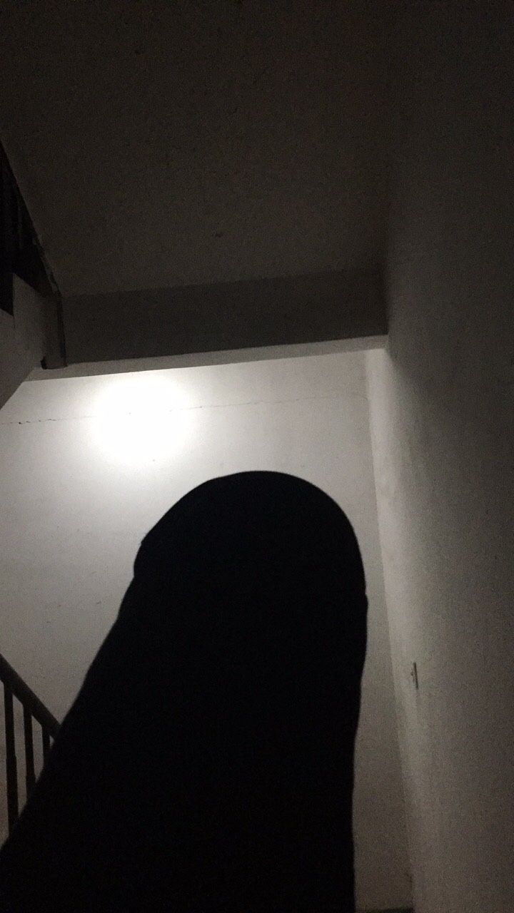 今晚找了个小区楼道睡一夜 应该没人发现 

8 / 作者:这样可以嘛 / 