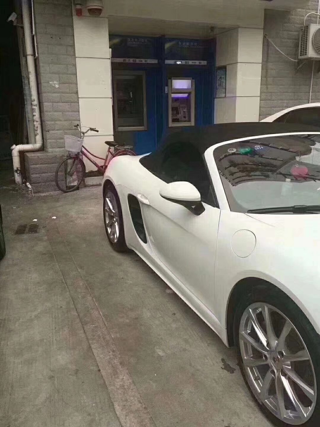 这是我人生第二辆车，全凭自己努力，没花过父母一分钱。因为是男人，要骚气，所以选择10 / 作者:老程来了 / 