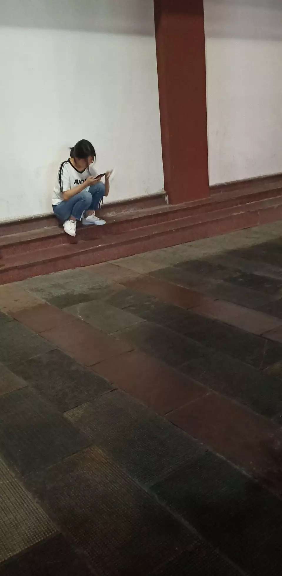 半夜2点出去出去吃宵夜的时候，发现一个女的蹲在那边哭，我是个助人为乐的人，结果就80 / 作者:a0901vv / 