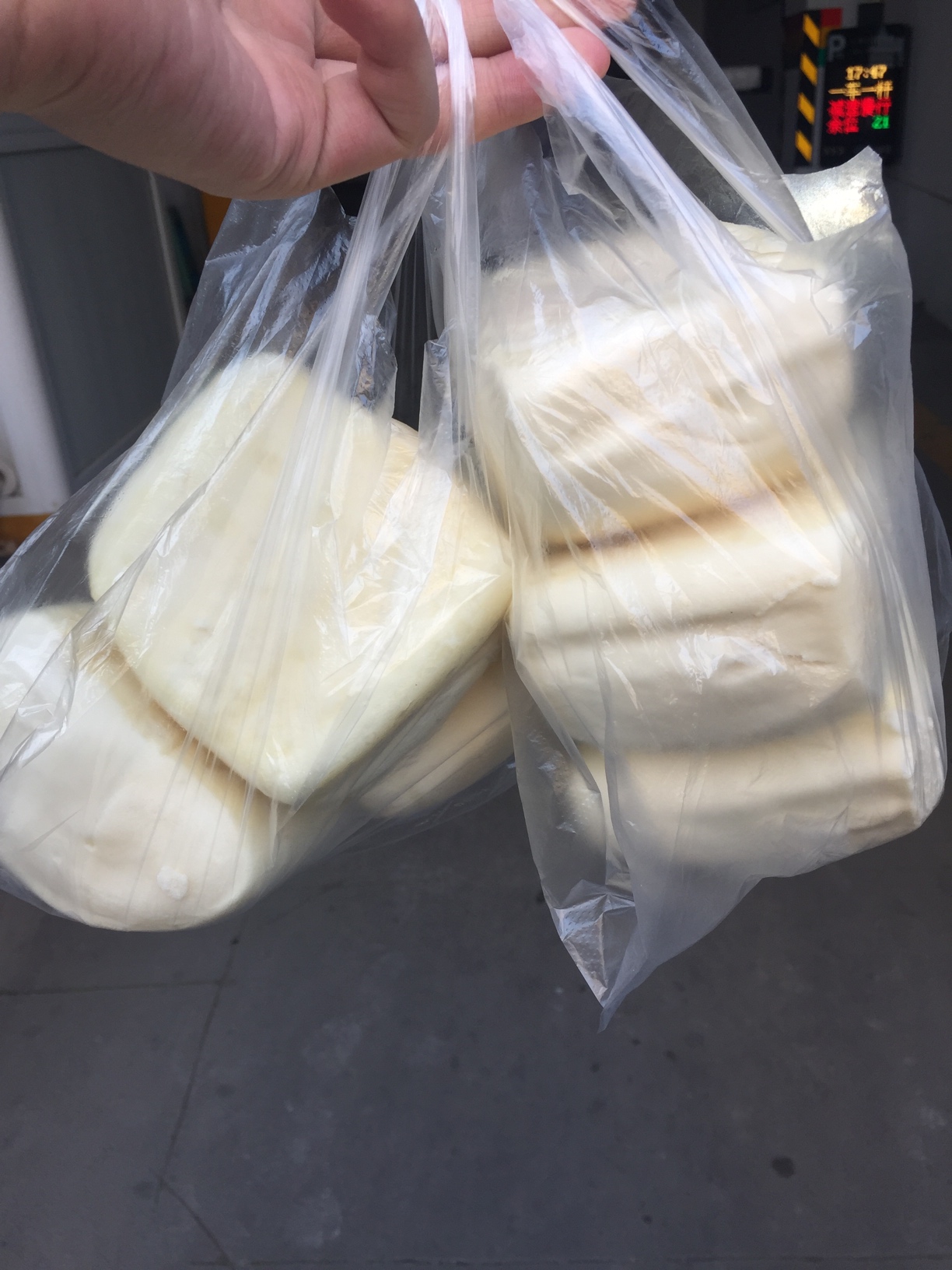 那些叫穷的老哥，赶紧去买，一块一个，吃一个管饱 没钱买，我给 

91 / 作者:花坝套现找我 / 
