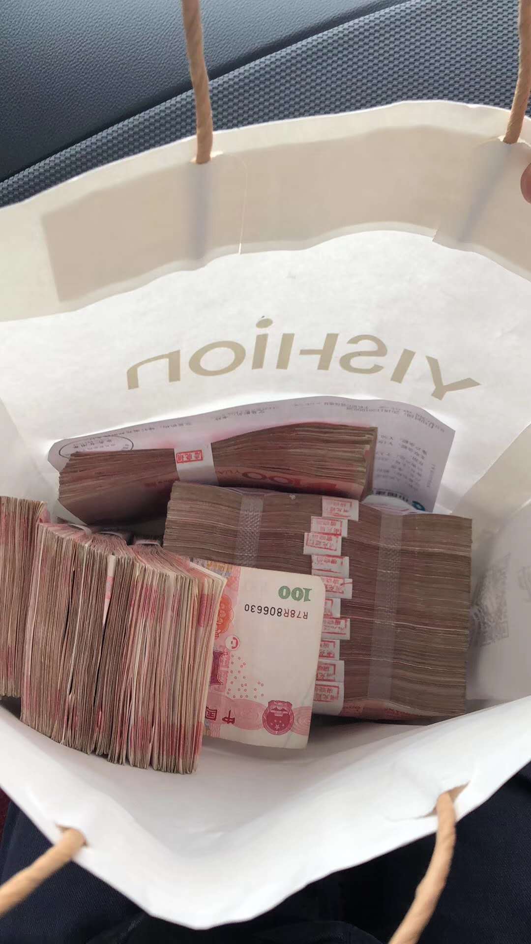 各位老板你们加把劲撸我啊
小心过年回家抽不起中华玩不起娱乐

76 / 作者:麦子输了 / 