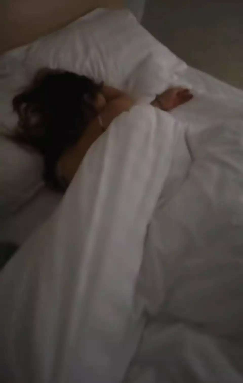 半夜2点出去出去吃宵夜的时候，发现一个女的蹲在那边哭，我是个助人为乐的人，结果就80 / 作者:a0901vv / 