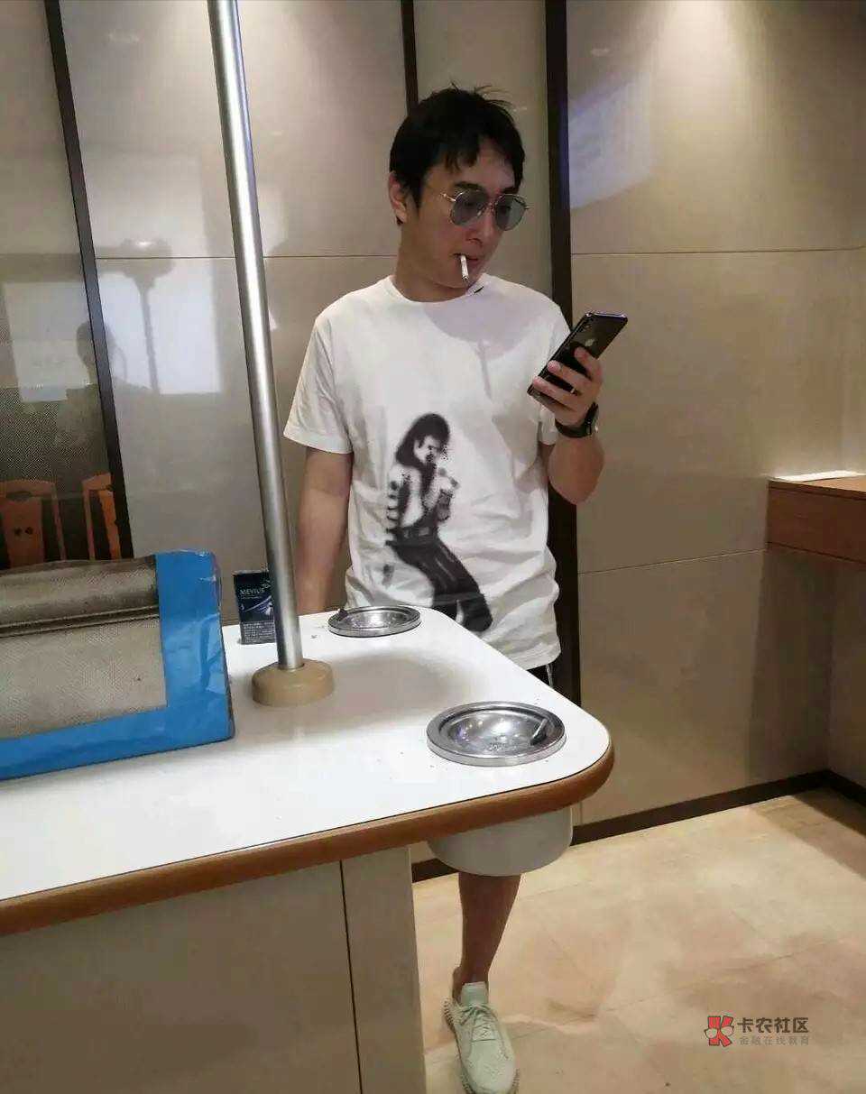 上个厕所，出来洗手的时候这个兄弟看见我就拿出手机非要加我微信
看着有点眼熟我也就96 / 作者:高类 / 