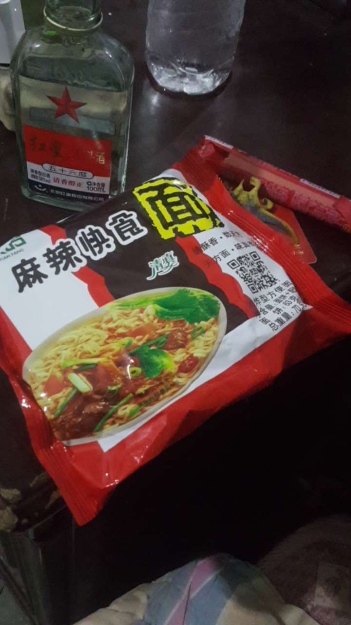 河南老哥才能懂的，剩了12块钱，买了一瓶8块的酒，一块钱的面，一块钱的肠，一块钱的74 / 作者:小钱包啊 / 