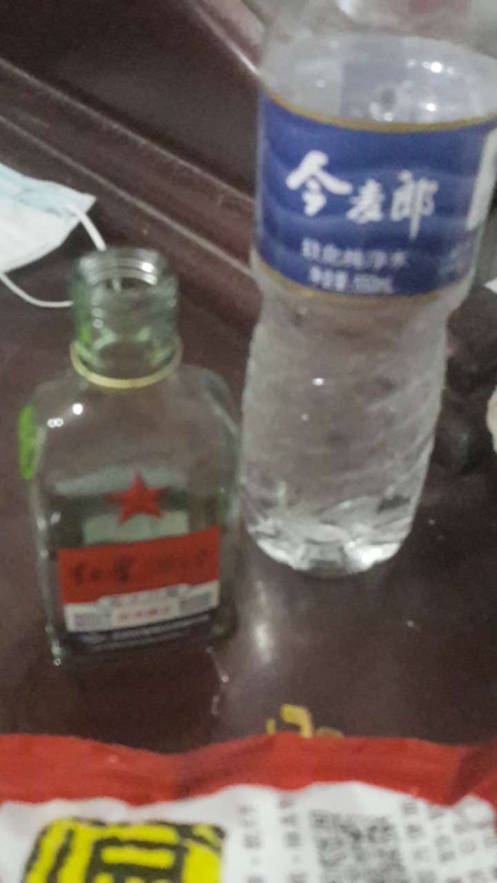 河南老哥才能懂的，剩了12块钱，买了一瓶8块的酒，一块钱的面，一块钱的肠，一块钱的68 / 作者:小钱包啊 / 