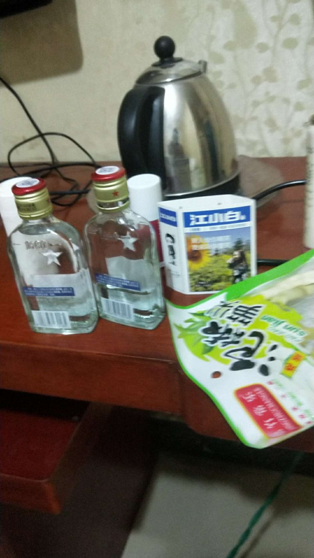 哎，不知道今天晚上有没有水，昨天还喝江小白，今天只能喝二锅头了，卡农的兄弟姐妹们99 / 作者:交流丿交流 / 