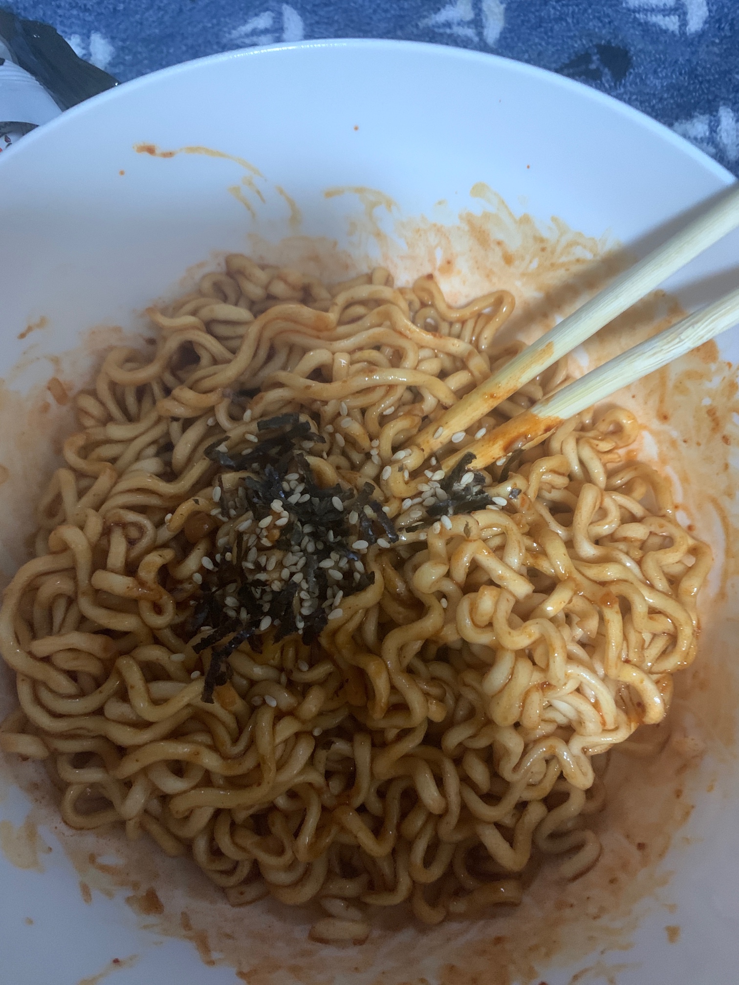    有没有跟我一样喜欢吃火鸡面的    特别辣  我要辣成狗gou了  

9 / 作者:我好难啊 / 