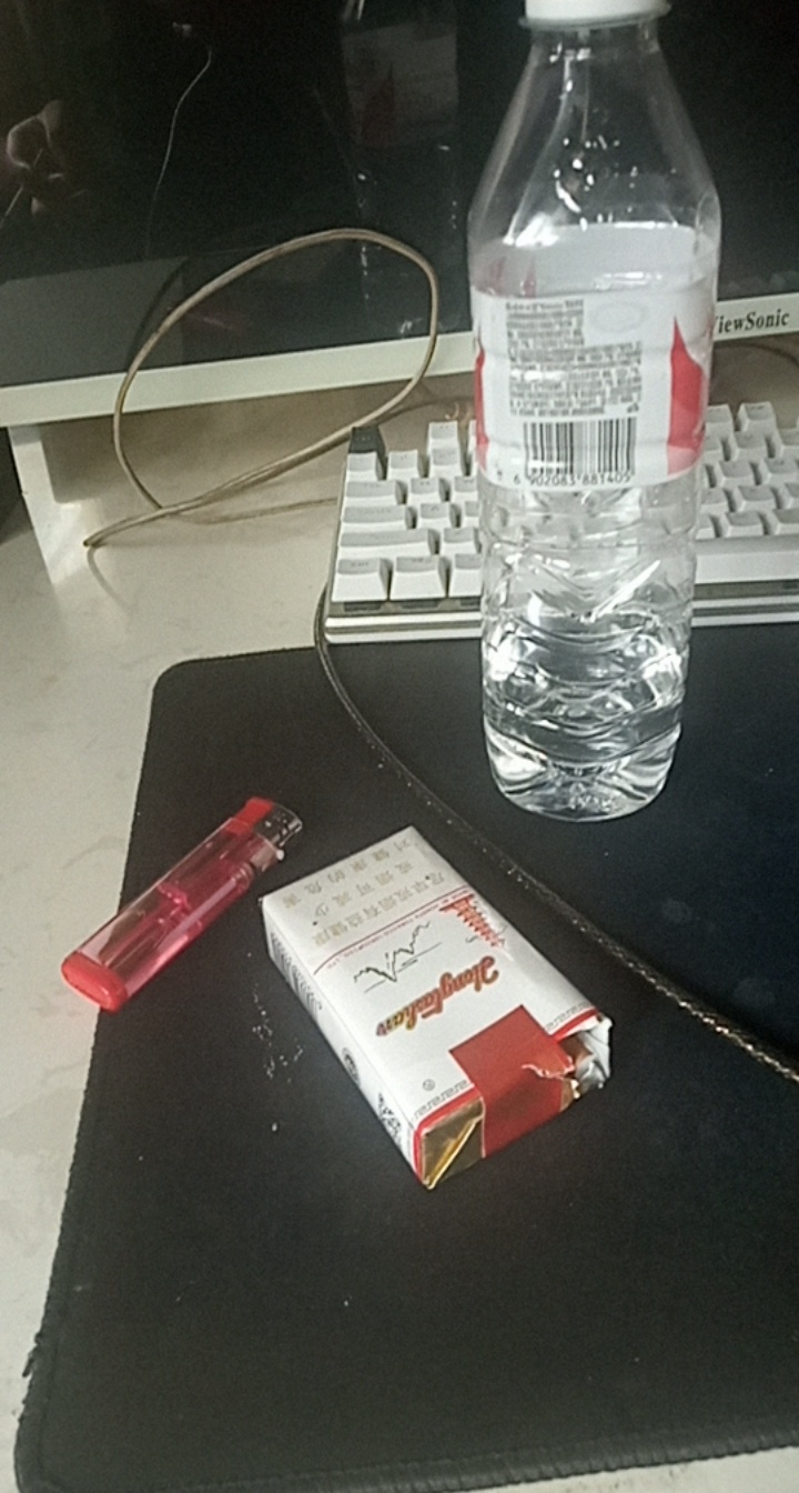 下午在网吧瘫痪，我26，刚才一个16岁的小孩跟我要烟，说老哥看你在这呆挺长时间了，没52 / 作者:水下5米 / 