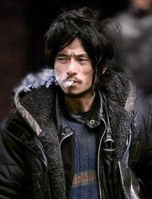烟瘾犯了，刚捡了根烟头，帅不帅

45 / 作者:天天天蓝365 / 