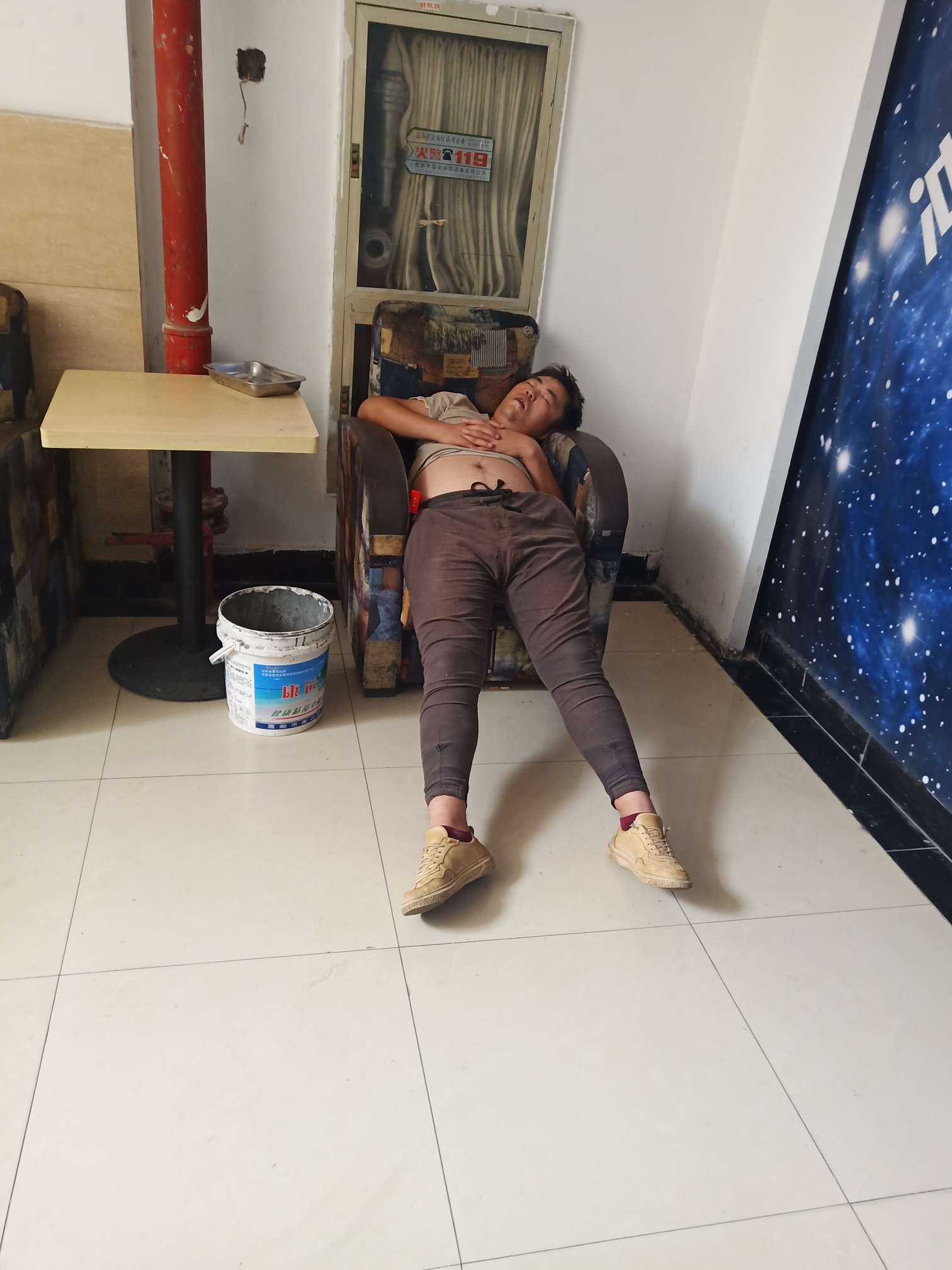 这老哥姿势有点销魂啊

40 / 作者:神域 / 