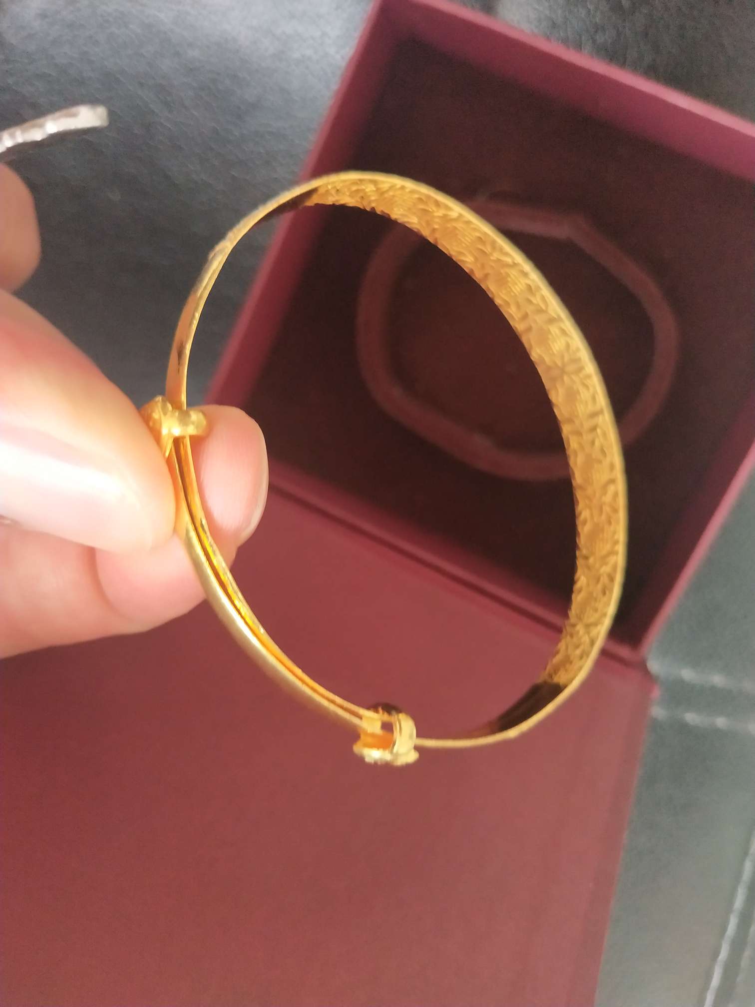 实在对不起老婆
没办法了
先偷偷把媳妇金镯子买了吧
几十岁了，混成这样
也不赌，也不22 / 作者:轩萱电子 / 