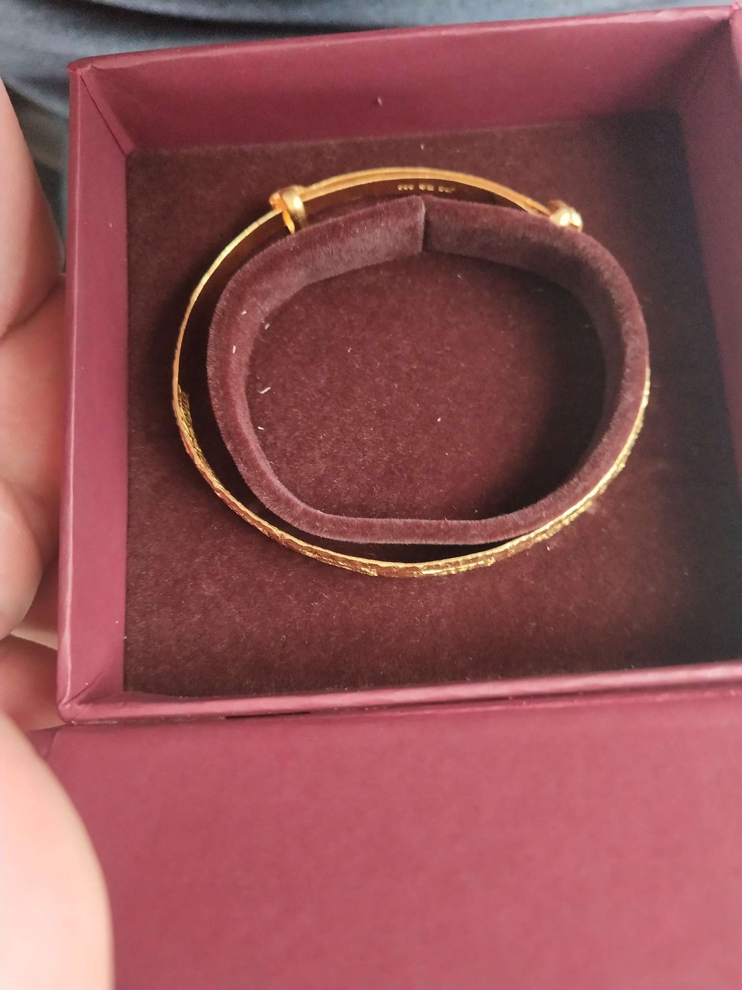 实在对不起老婆
没办法了
先偷偷把媳妇金镯子买了吧
几十岁了，混成这样
也不赌，也不58 / 作者:轩萱电子 / 