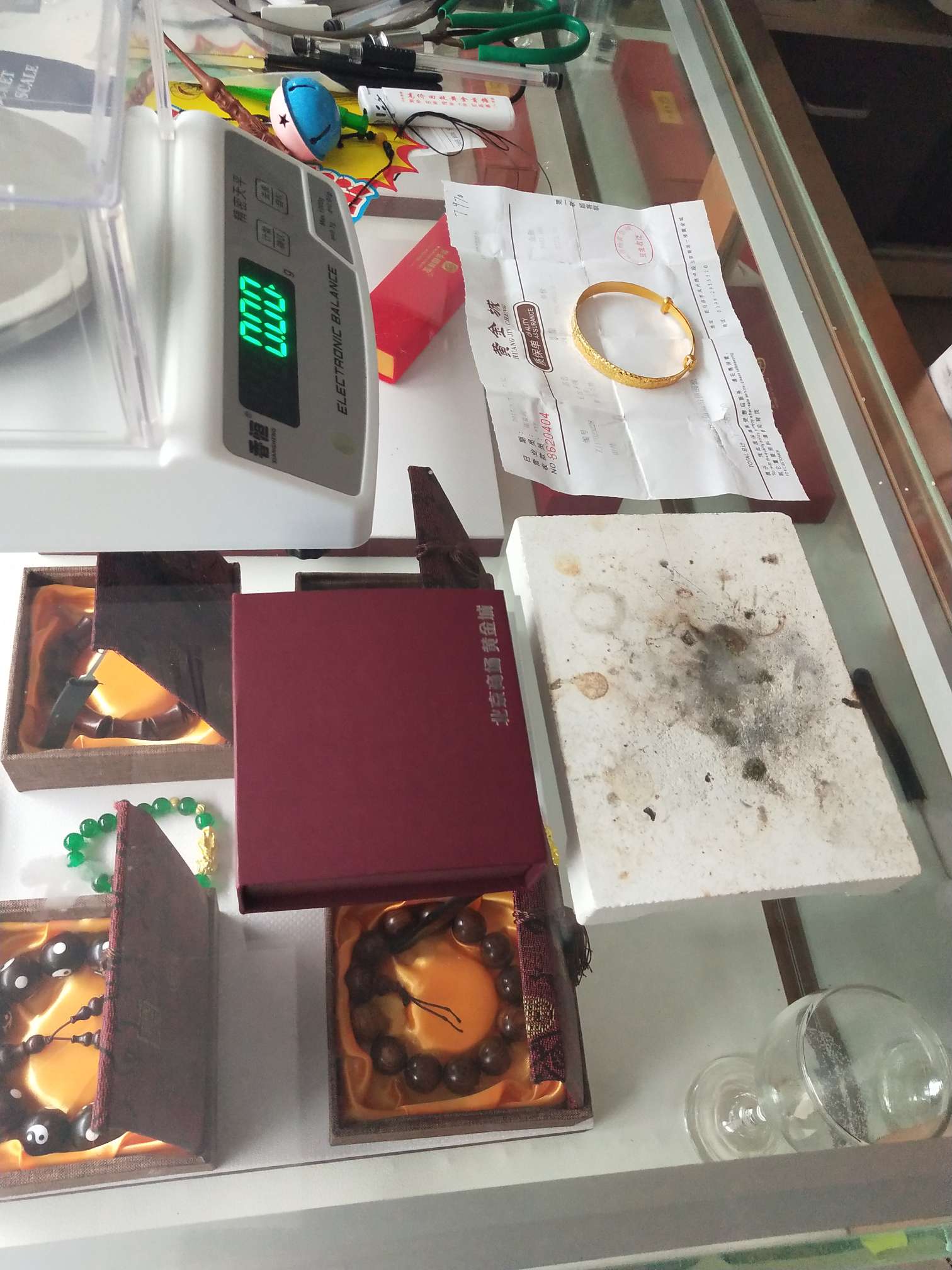 实在对不起老婆
没办法了
先偷偷把媳妇金镯子买了吧
几十岁了，混成这样
也不赌，也不14 / 作者:轩萱电子 / 