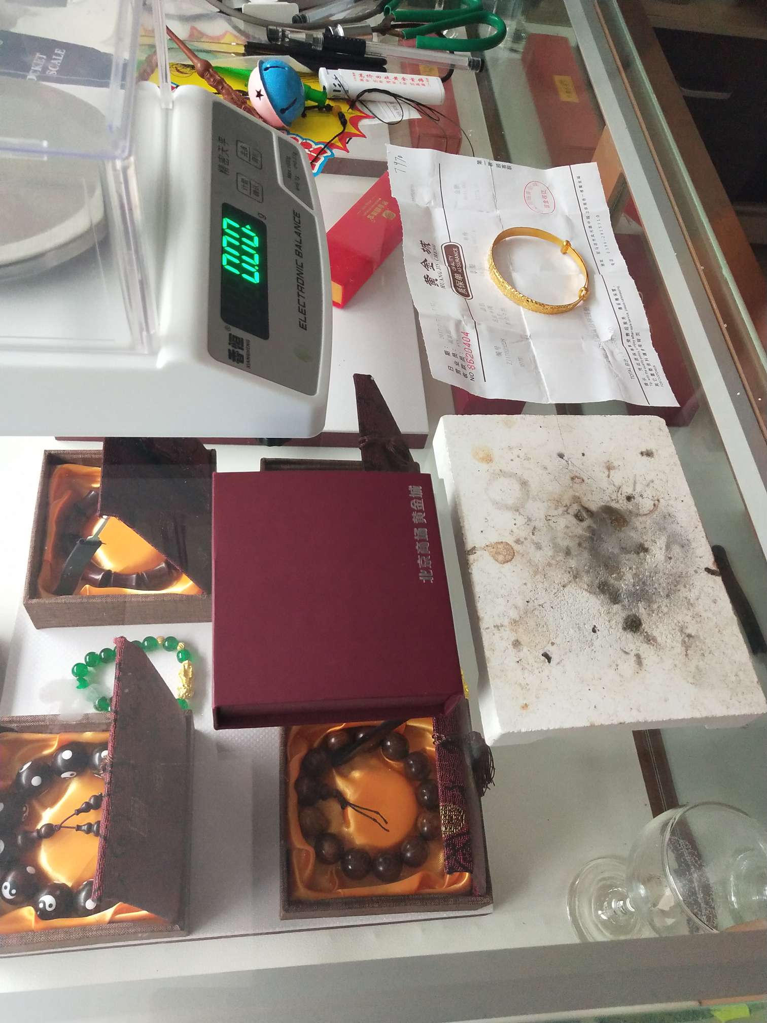 实在对不起老婆
没办法了
先偷偷把媳妇金镯子买了吧
几十岁了，混成这样
也不赌，也不2 / 作者:轩萱电子 / 