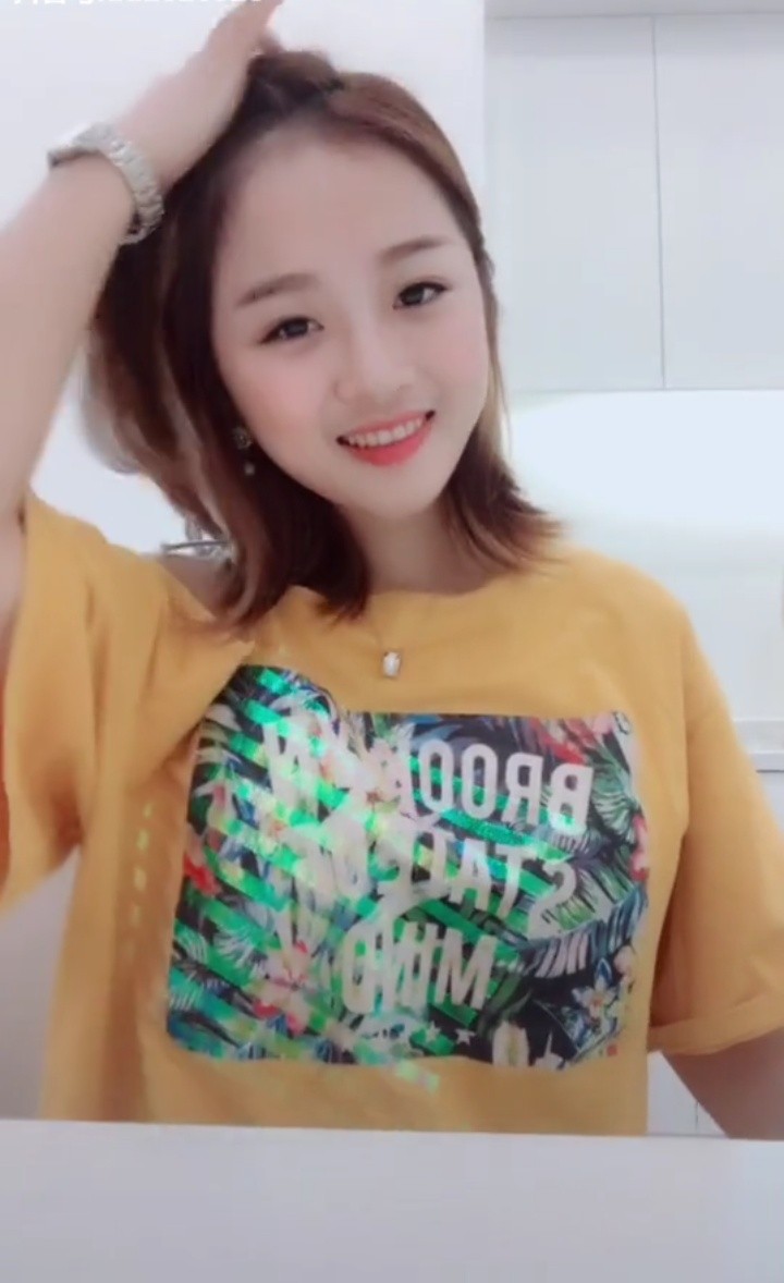 我飘了，我也要打赏，挑一位肤白貌美大长腿，老姐，打赏100人民币，此贴海选，要的发30 / 作者:小花椒 / 