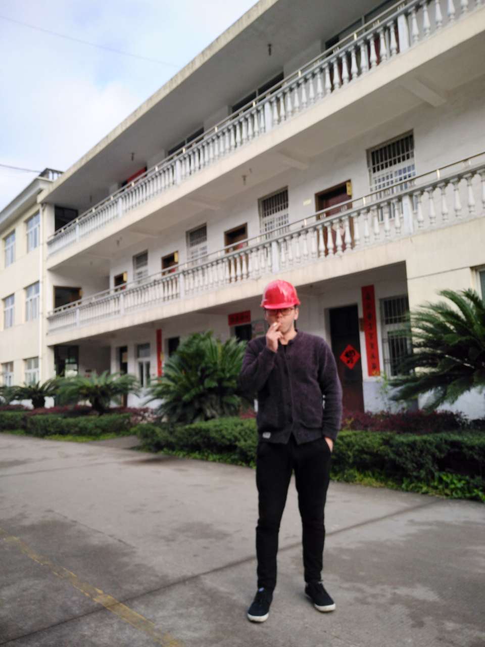 心态爆炸日子怎么过，一到白天就整个人恍惚测底完了，早饭吃不起，也不想吃，也吃不下91 / 作者:何陈文 / 