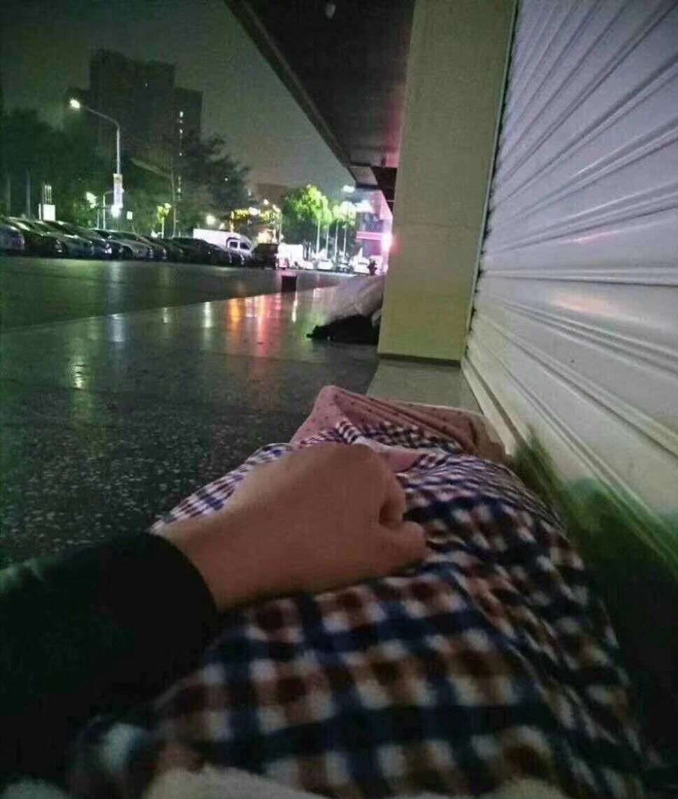 卡农的老哥，真有睡公园的？
14 / 作者:等闲变却故人歆 / 