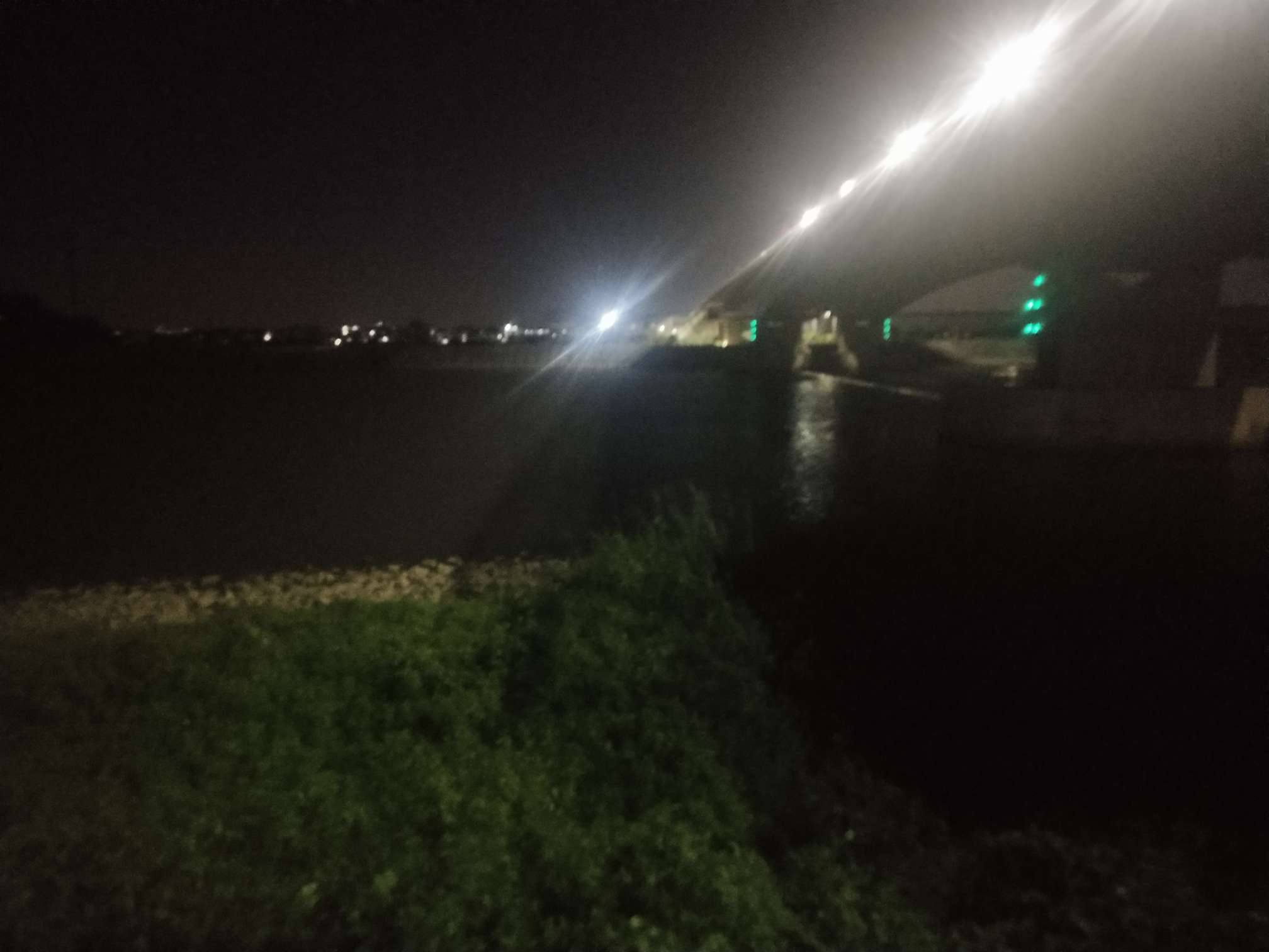 或许生命应该停留在这就好，没办法了，走了或许就不会给家人朋友添麻烦了吧！呵呵，刚23 / 作者:风一样的男人. / 