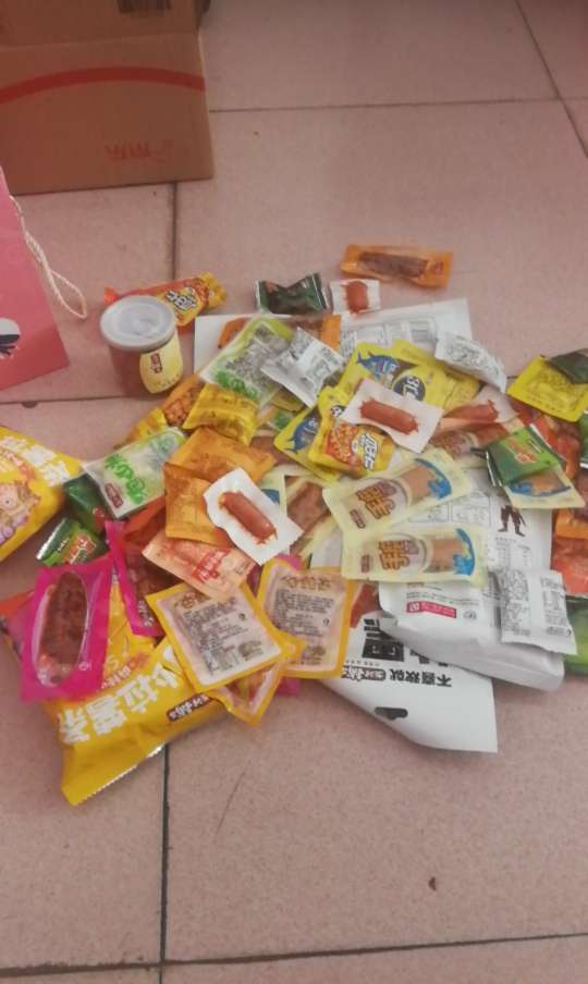 这个礼盒里面吃的真多。。


72 / 作者:不介意孤独 / 