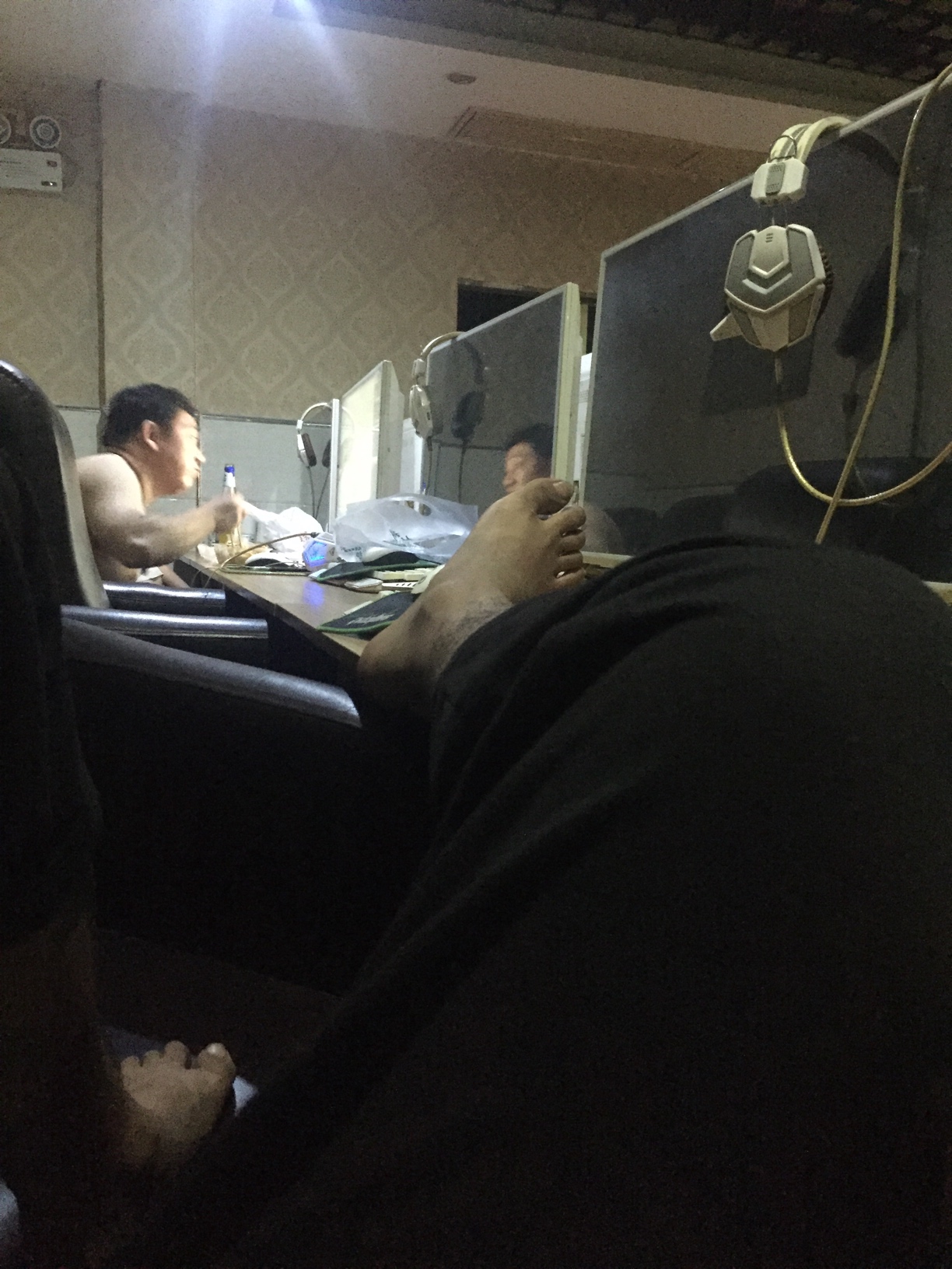兄弟，你这样是不道德的，我一天没吃，连机子都没得上，你在我旁边吃就算了，还那么大14 / 作者:zwd卡卡 / 
