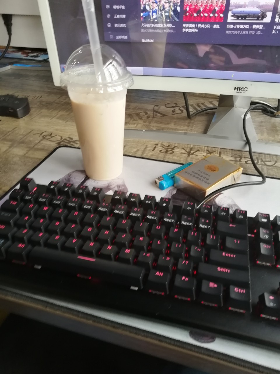 哈哈，老哥，碰到街边福利了，新开业网吧，10元全场免费上网还送奶茶，听说活动搞到10100 / 作者:陈基金 / 