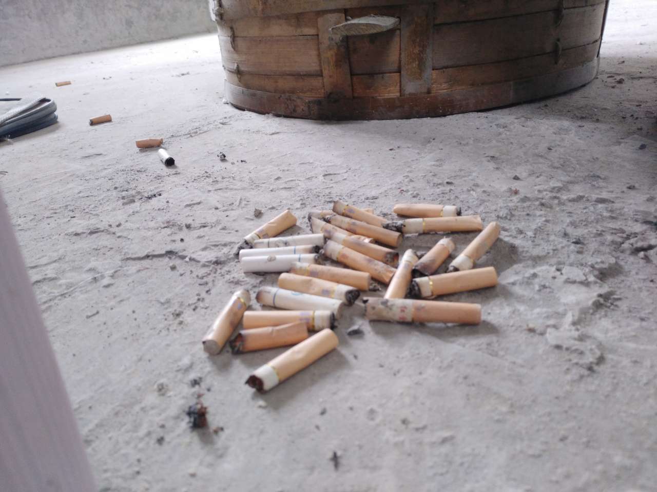 一天多没抽烟  刚实在憋不住了 从垃圾桶捡了这么多  抽一口  真舒服


2 / 作者:a1964043599 / 