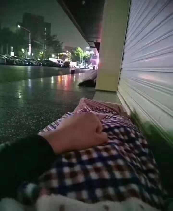 我走在没有你的广西，好大的南宁。0771

38 / 作者:故事缺酒也缺你 / 
