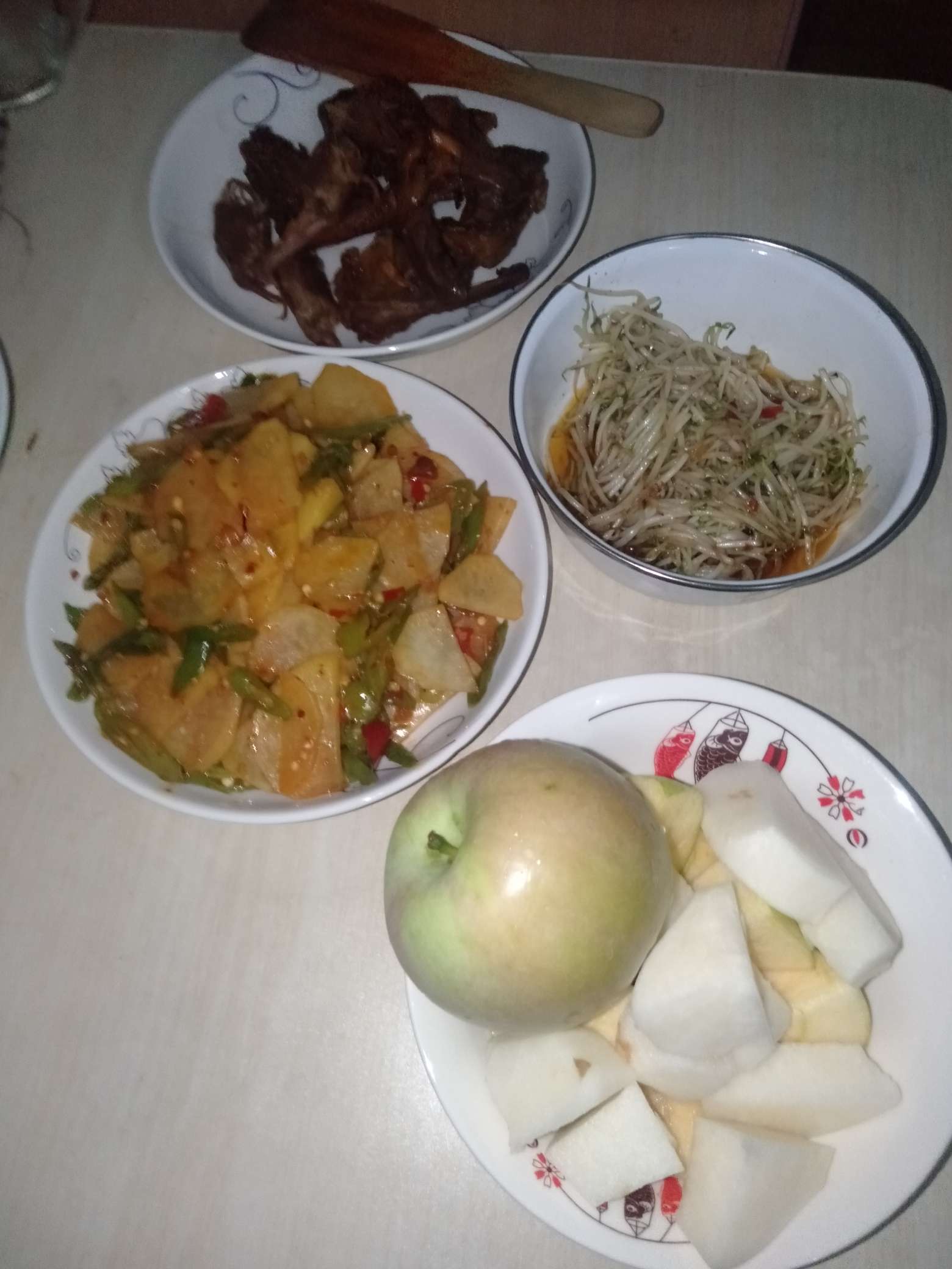 骑上共享电动车去买菜做饭，拿了快递，买了点衣服和点零食，生活也就如此枯燥。


5 / 作者:职业撸贷选手 / 