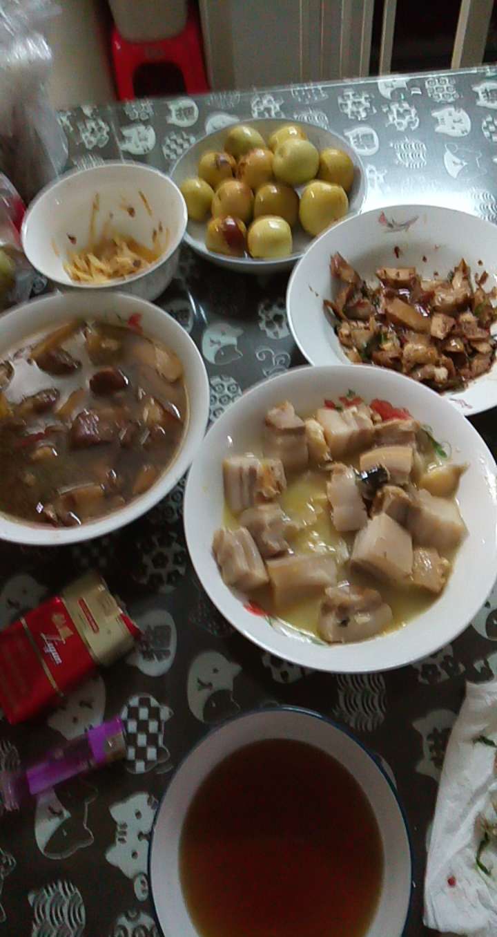 唉，天天荤菜，老婆不上路，只想吃点素菜，牛肉炖萝卜，黄鳝烧笋干，大蒜炒夹心，唉，90 / 作者:互撸娃娃娃 / 