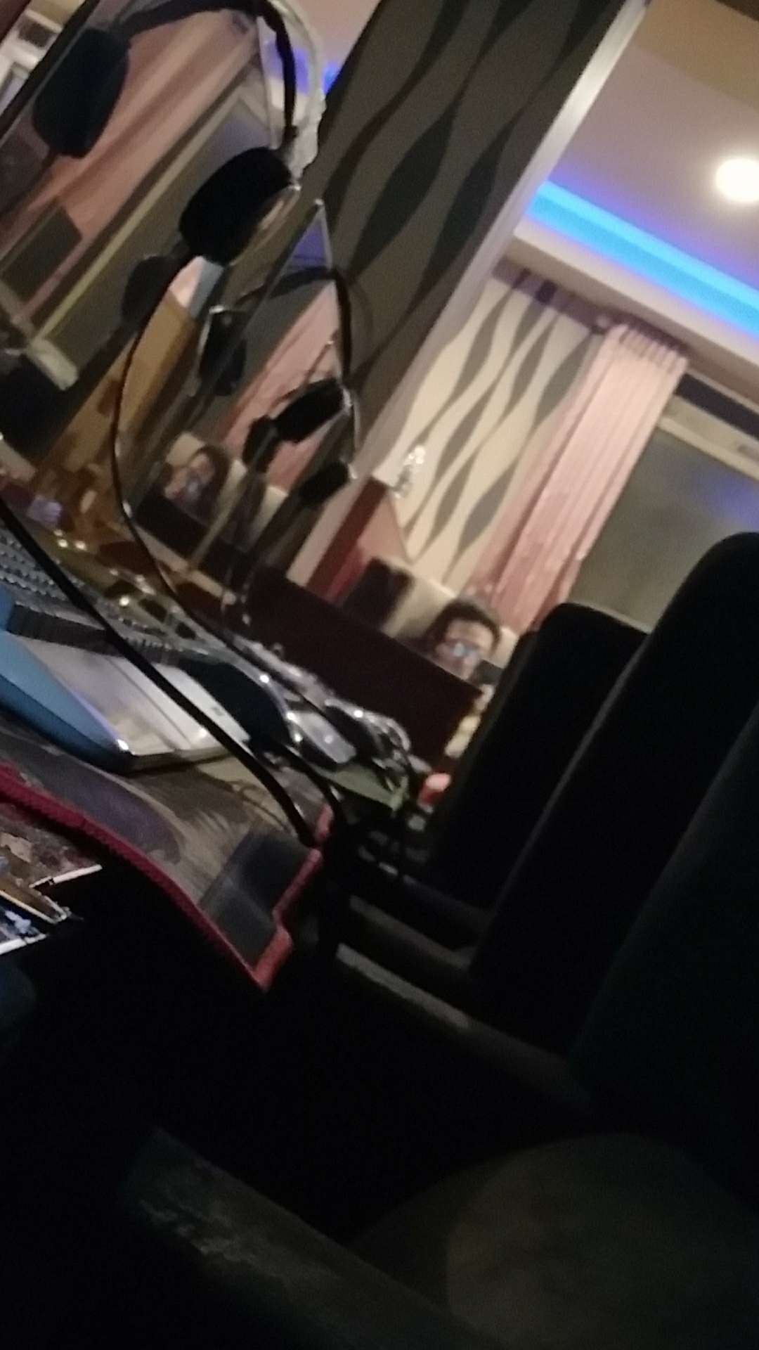 那哥们居然是个网管，我还以为是老哥，那小子看我的眼神跟看狗一样


11 / 作者:阿杰、 / 